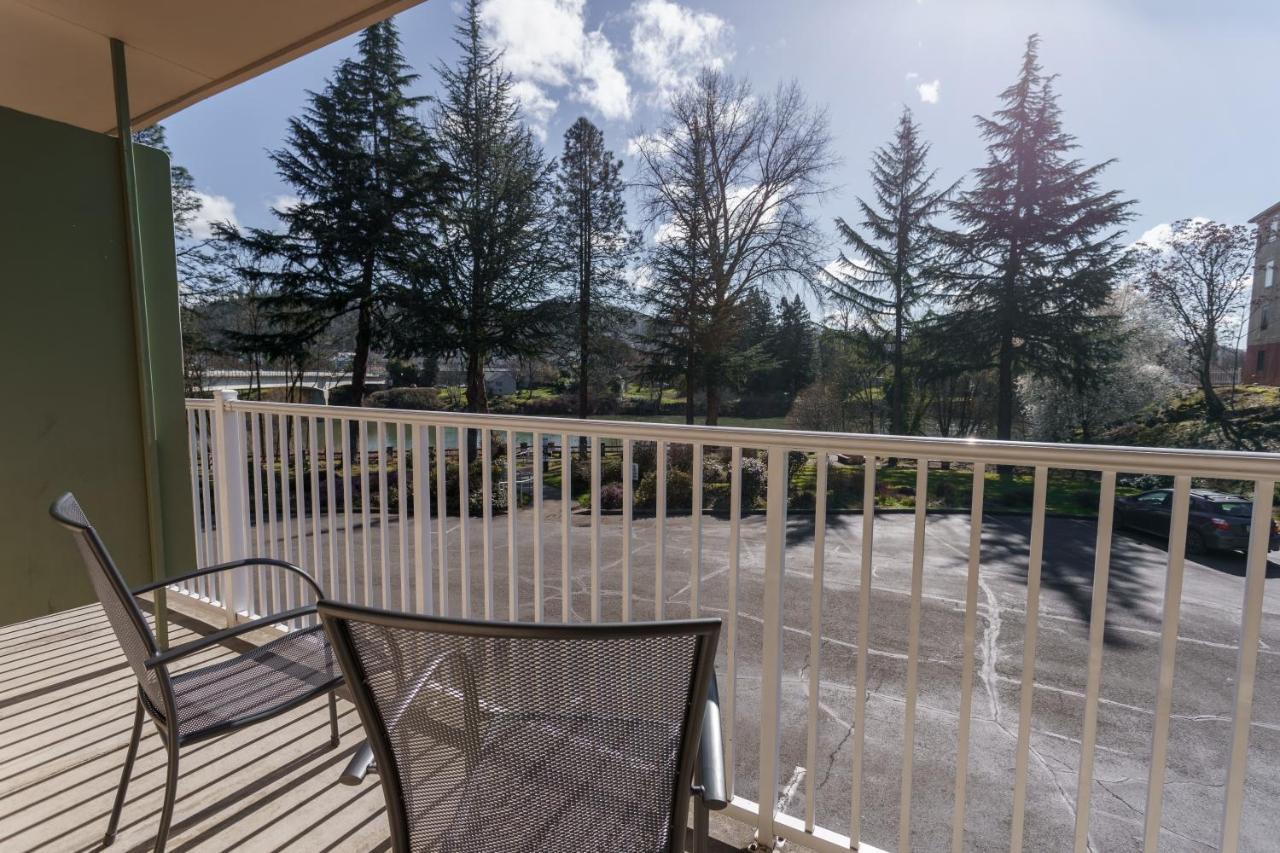 Riverfront Inn Roseburg Extérieur photo