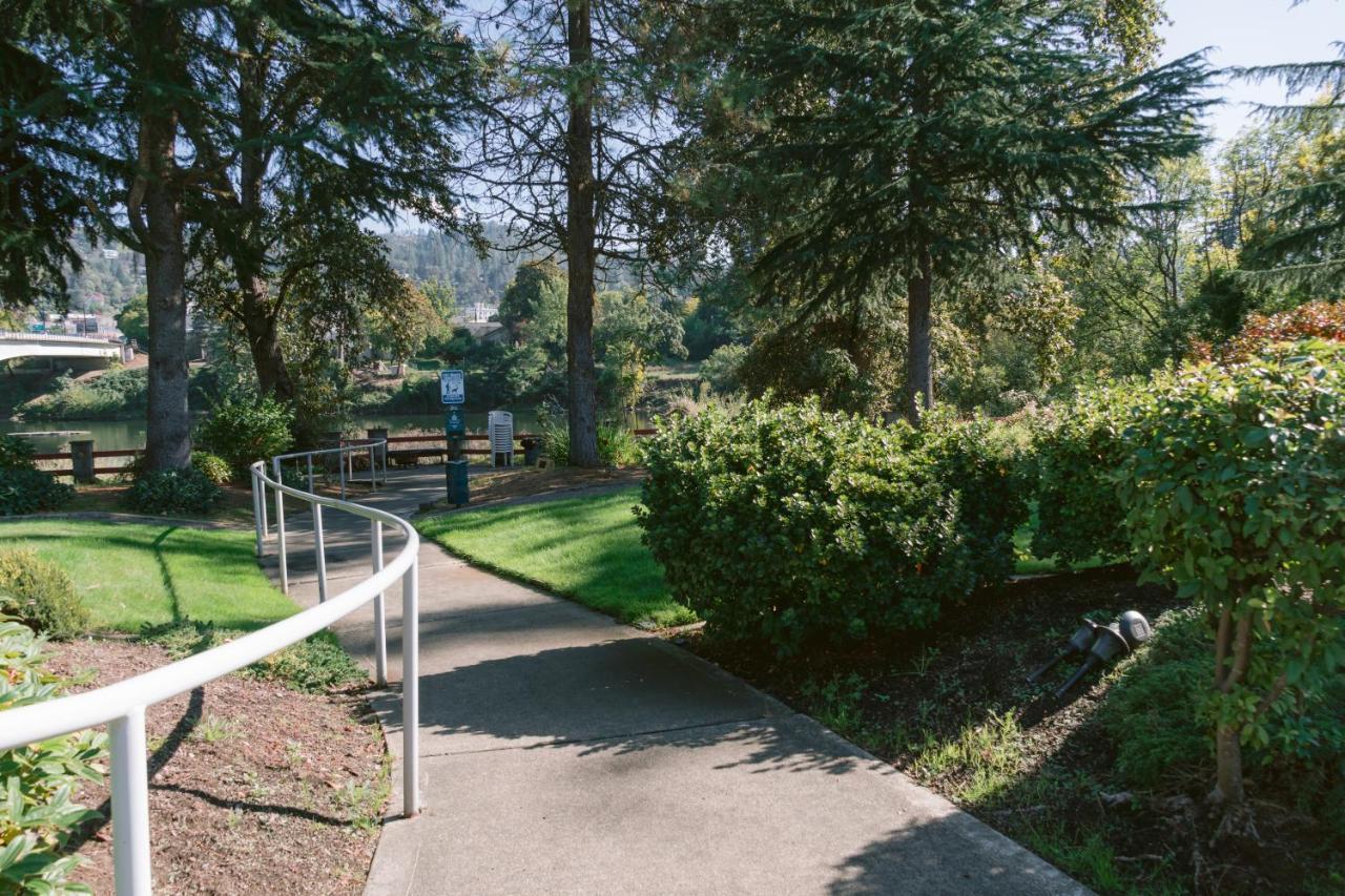 Riverfront Inn Roseburg Extérieur photo